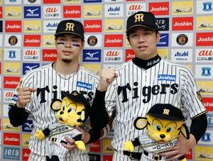 　インタビュー後にポーズをとる阪神の佐藤（左）と才木＝甲子園