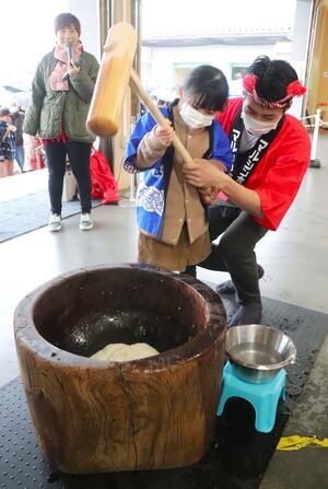 多くの家族連れらでにぎわった餅つき大会＝３０日、新潟市南区北田中