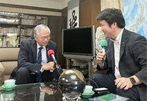 台北駐日経済文化代表処の蔡明耀副代表(左)にインタビューする和田健一郎さん=4月、東京都港区(和田さん提供)