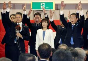 広島県知事選で初当選を決め、喜ぶ横田美香氏(中央)。右は岸田文雄元首相=9日夜、広島市中区