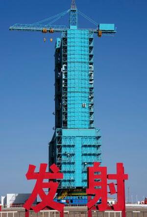 中国の有人宇宙船「神舟21号」を搭載したロケットの発射場=30日、中国・酒泉衛星発射センター(共同)