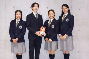 フィギュアスケート全日本ジュニア選手権の開会式を終えた(左から)和田薫子、中田璃士、島田麻央、櫛田育良=22日、東京辰巳アイスアリーナ