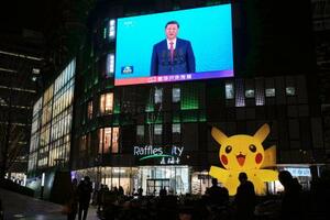 北京市内の大型画面に映し出された中国の習近平国家主席についてのニュース=11月(共同)