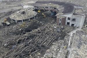 　東日本大震災で児童７４人が犠牲になった宮城県石巻市の大川小の３Ｄ画像から。流木が校庭に山積している。２０１１年３月２３日に共同通信が撮影した航空写真から作成した