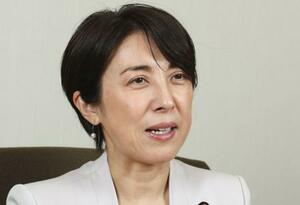 インタビューに答える参院議員の寺田静さん