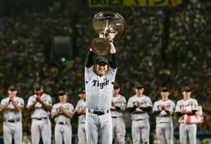 リーグ優勝を決め、トロフィーを掲げる阪神・藤川監督=甲子園