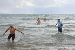 寒さに耐えながら、冬の日本海に挑んだ参加者＝佐渡市の佐和田海岸