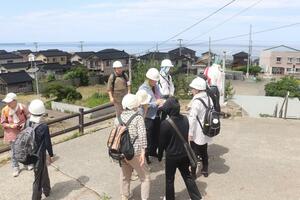 津波注意報が発表された想定で高台の寺に避難した住民=16日、柏崎市宮川
