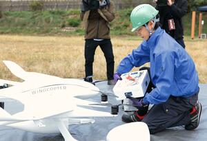 佐渡島から新潟市へ南蛮エビを運んだドローン=11月5日、新潟市中央区