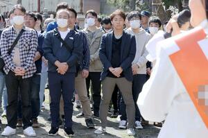 第一声に集まる支援者ら（画像の一部を加工しています）＝４月１４日、上越市