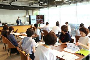障害のある人の雇用について考えようと、BYSNを視察する教育関係者=三条市須頃2