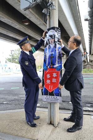 女池インター交差点に設置された「交差点ポリス」＝４日、新潟市中央区