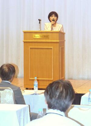 総合選対本部の解散式で、あいさつする打越さく良氏=31日、新潟市中央区