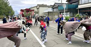 各地の鬼太鼓が披露された「佐渡國鬼太鼓どっとこむ」=24日、佐渡市両津湊