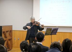 坂本堤弁護士を悼みバイオリンを演奏する松本克巳さん=2月16日、上越市名立区