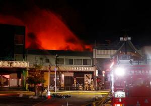 火災が発生した島根県出雲市の商店街=23日午後10時51分
