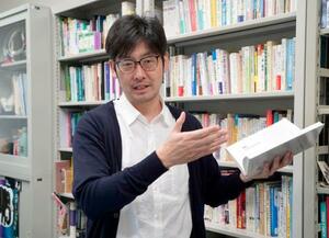 　自己接触行動について説明する早稲田大の関根和生准教授
