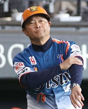 サインを出す橋上秀樹監督