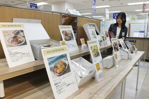 お中元用の商品が並ぶ新潟伊勢丹のギフトセンター＝４日、新潟市中央区