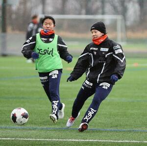 調整する新潟ＬのＤＦ富岡千宙（右）＝聖籠町