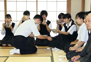県内の高校茶道部員が作法を互いに披露し合った合同茶会=8月6日、新発田市中央町4