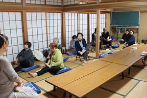 NPO法人「かわみなと」が地元住民に行ったヨガ教室。体も心も温かくなった=阿賀町京ノ瀬