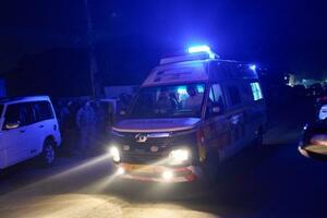 爆発現場となった警察署を離れる救急車両=14日、スリナガル(AP=共同)