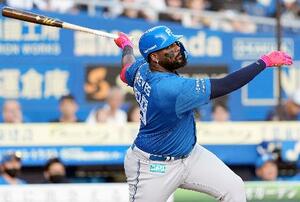 1回日本ハム無死満塁、レイエスが右越えに先制の本塁打を放つ=ZOZOマリン