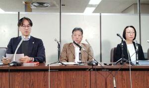上告後、弁護団と記者会見する原告の山縣真矢さん(中央)=11日午前、東京・霞が関の司法記者クラブ