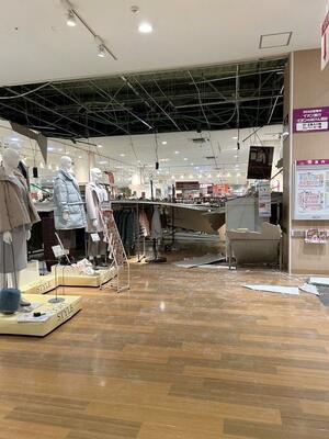 能登半島地震で婦人服売り場の天井が落ちたイオン新潟青山店=2024年1月1日、新潟市西区(イオンリテール提供)