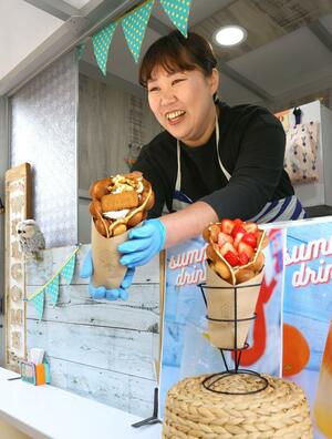 生クリームや果物を包み、ボリュームたっぷりのバブルワッフル