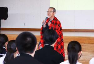 ケニアでの経験を語る池山久栄さん=見附市島切窪町