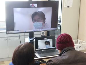 画面の向こうの福武嶺一医師から、診察を受ける患者＝佐渡市羽茂本郷