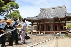 超願寺の僧侶が消火栓の使い方を確認した訓練=新潟市中央区西堀通2