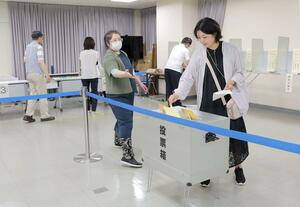 参院選の期日前投票が始まり、票を投じる有権者=4日、新潟市中央区役所