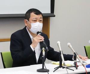 安全対策工事などの不備が相次いだことについて言及する柏崎刈羽原発の稲垣武之所長=5月23日、柏崎刈羽原発
