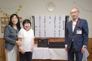 「かどるあっぷ」で行われた非常用電源の贈呈式=新発田市五十公野