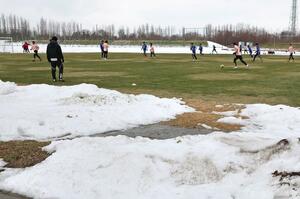 まだ雪が残るアルビレックス新潟の練習場。限られたスペースで選手が練習に励む=2月26日、聖籠町の新潟聖籠スポーツセンター・アルビレッジ