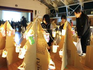 高志小創立１５０周年を祝い、児童や校区内の保育園児が作ったランタンが並んだイベント＝上越市木田３