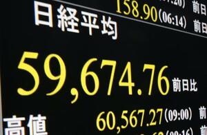 　一時６万円を割り込んだ日経平均株価を示すモニター＝２０日午前、東京・東新橋