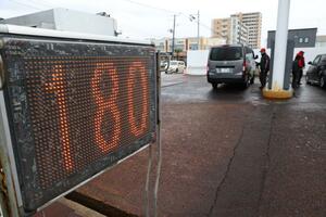１８０円のレギュラーガソリン価格を店頭に表示するガソリンスタンド＝１２日、新潟市中央区