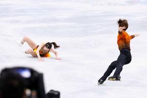 　ペア・ＳＰ　転倒する長岡柚奈（左）、森口澄士組＝ミラノ（共同）