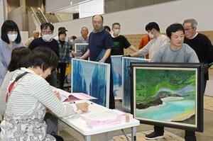 思いのこもった作品が続々と運び込まれる県展会場=5月18日、新潟市中央区