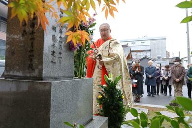 歌人で書家の會津八一しのぶ 新潟市の瑞光寺で第70回秋艸道人忌 | 新潟日報