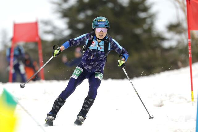 決勝レースで下りを滑走する田中友理恵