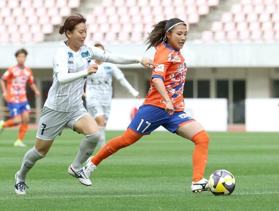 新潟Ｌーちふれ埼玉　前半、シュートを狙うＦＷ滝川結女＝ビッグスワン