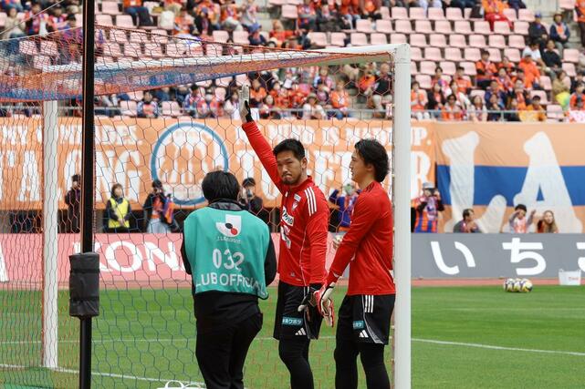 先発出場のGK吉満大介(23)がサポーターの声援に応える=5月11日、デンカビッグスワン
