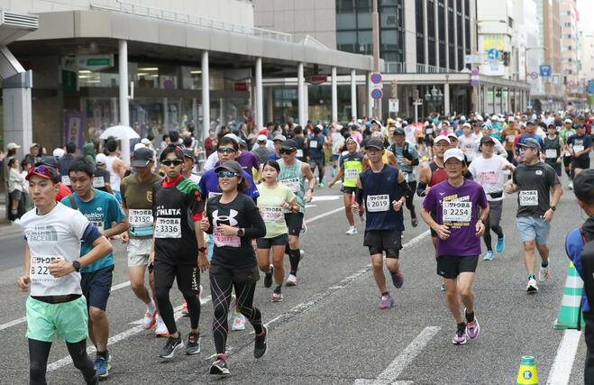 新潟市中心部を駆け抜ける新潟シティマラソンのランナーたち=12日、同市中央区