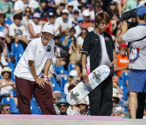 男子ストリート決勝に臨む白井空良（左）と堀米雄斗＝パリ（共同）