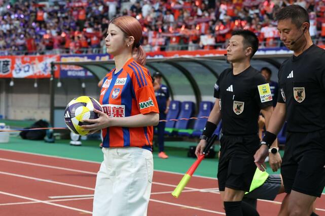 選手に声援を贈ろうとかけつけた本県出身の俳優・馬場ふみかさん＝７月２０日、デンカビッグスワン